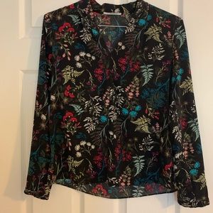 Like new Tahari floral blouse